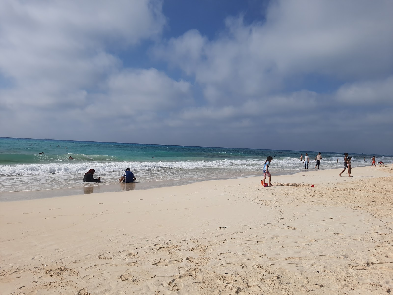 Valokuva Sidi Krier Beachista. pinnalla valkoinen hiekka:n kanssa