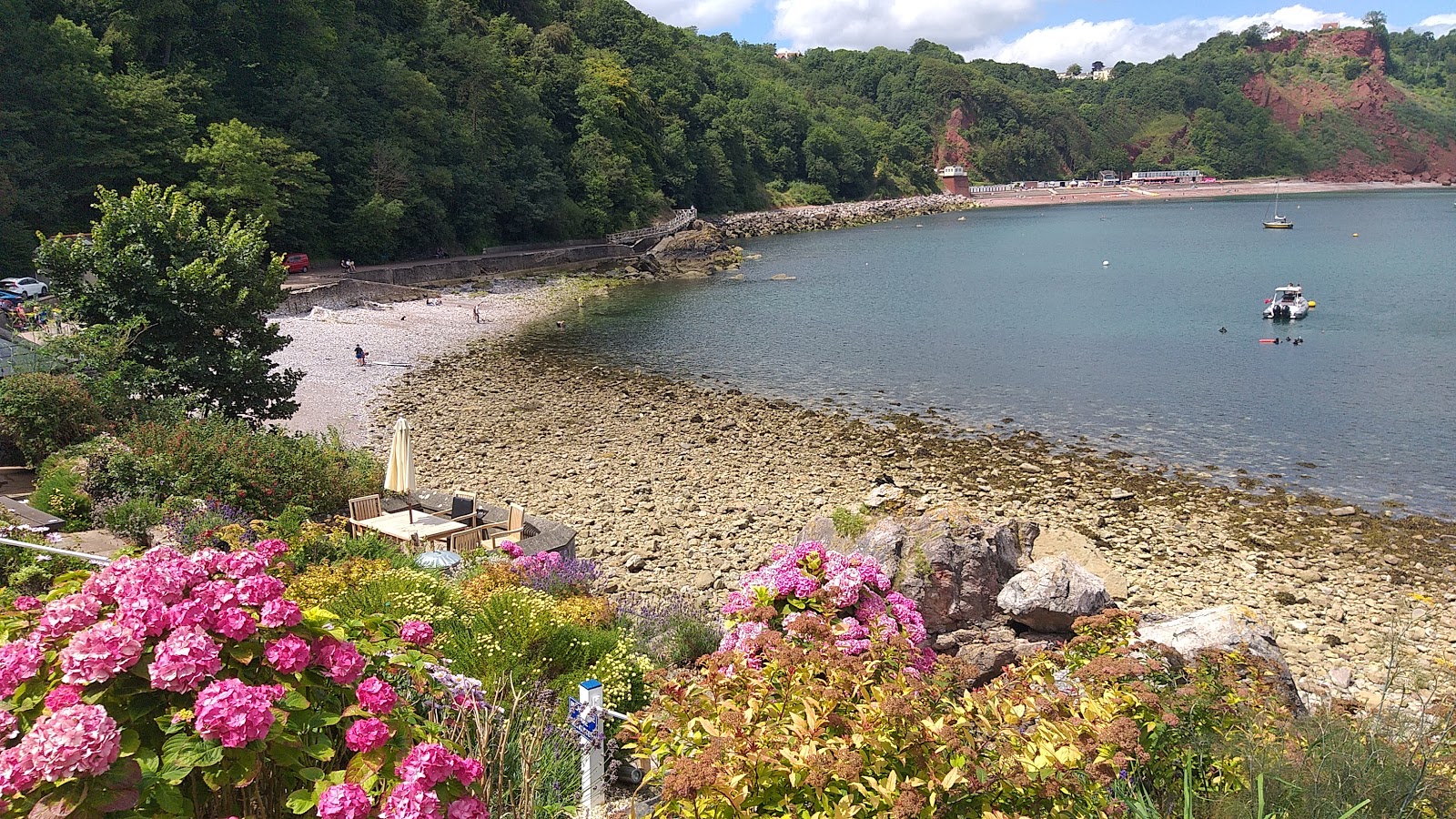 Foto van Babbacombe strand met stenen oppervlakte