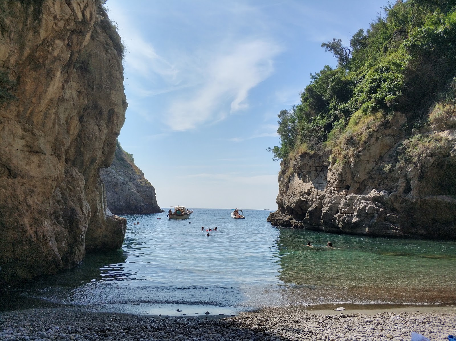 Foto af Fiordo di Crapolla bakket op af klipperne