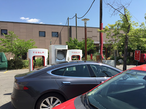 Borne de recharge de véhicules électriques Tesla Supercharger Chambéry