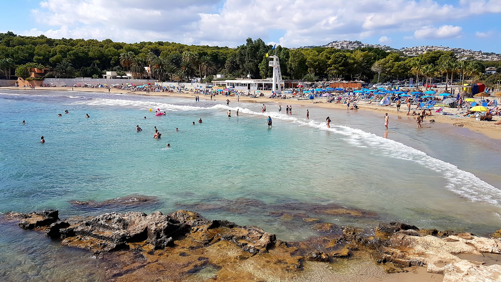Foto di Platja de l'Ampolla con una superficie del sabbia marrone