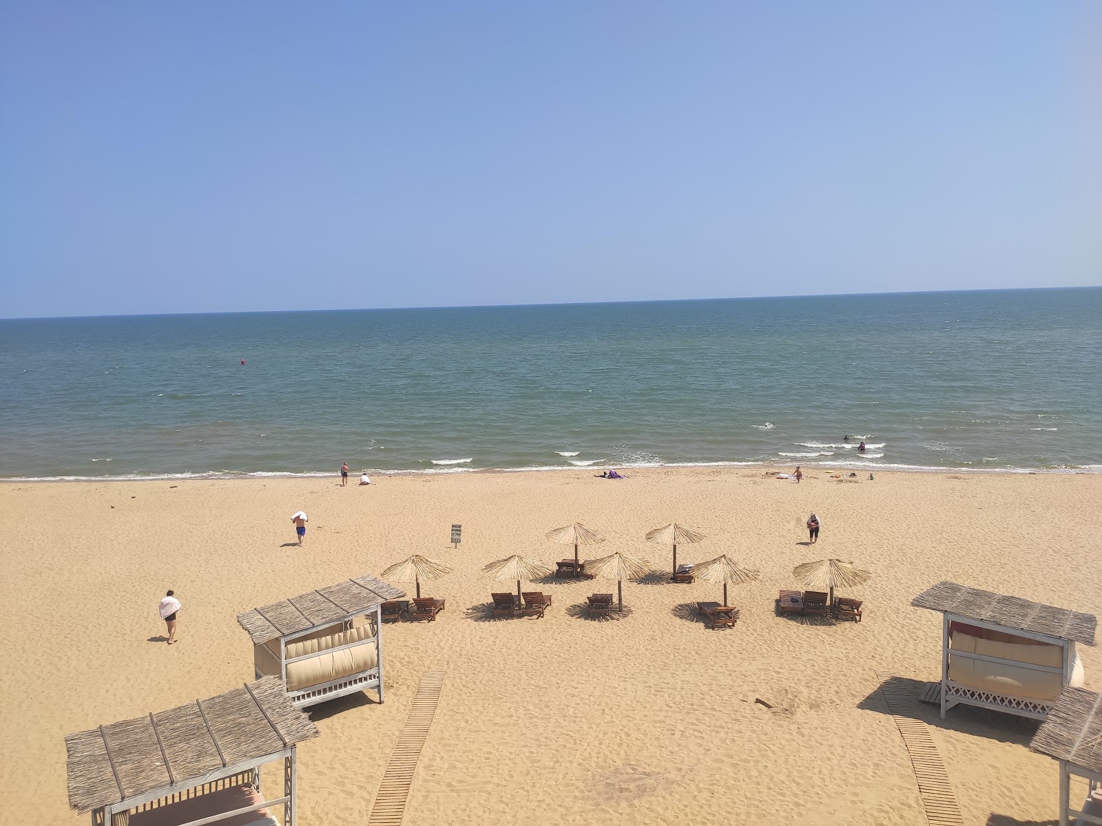 Φωτογραφία του Novochurtakh Beach με τυρκουάζ νερό επιφάνεια