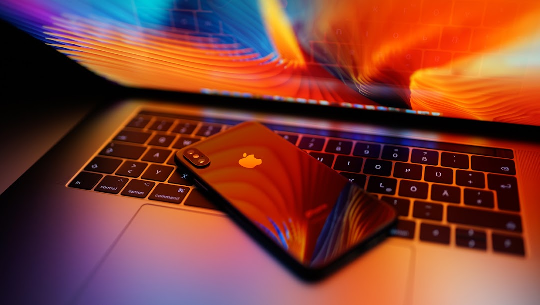 GEEK Repair and Upgrade MacBook, iPhone, iPad – Cell phone & Computer Shop *Svarga 21 inc