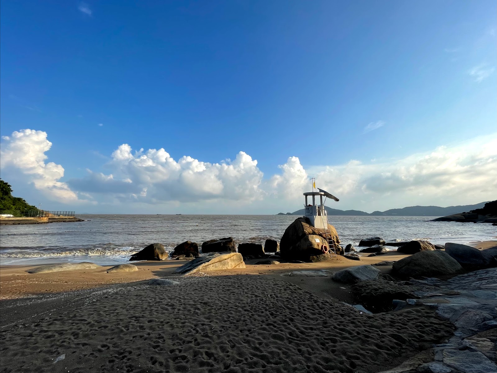 Foto von Cheoc Van Beach von Klippen umgeben