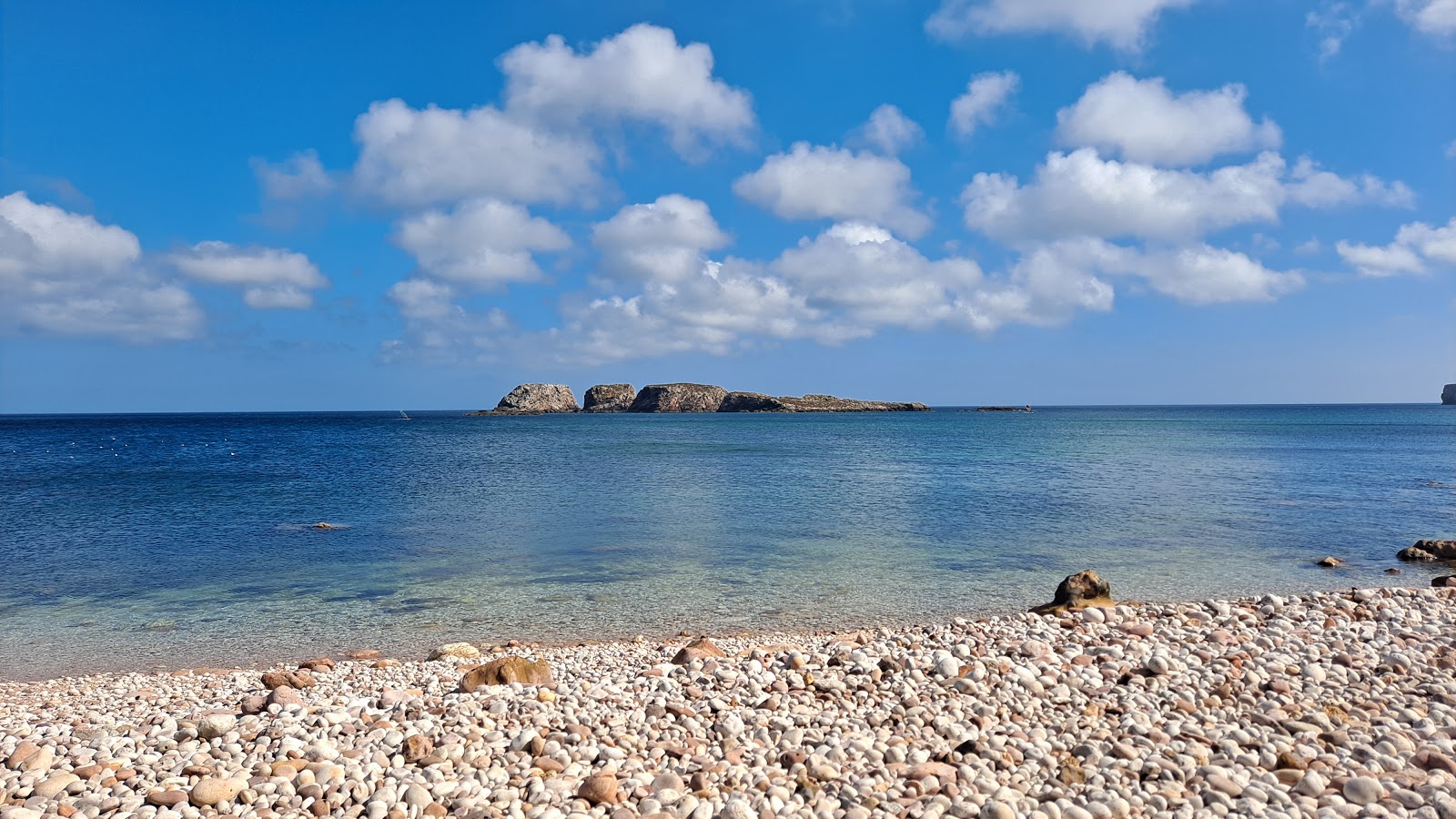 Foto di Praia dos Rebolinhos con molto pulita livello di pulizia