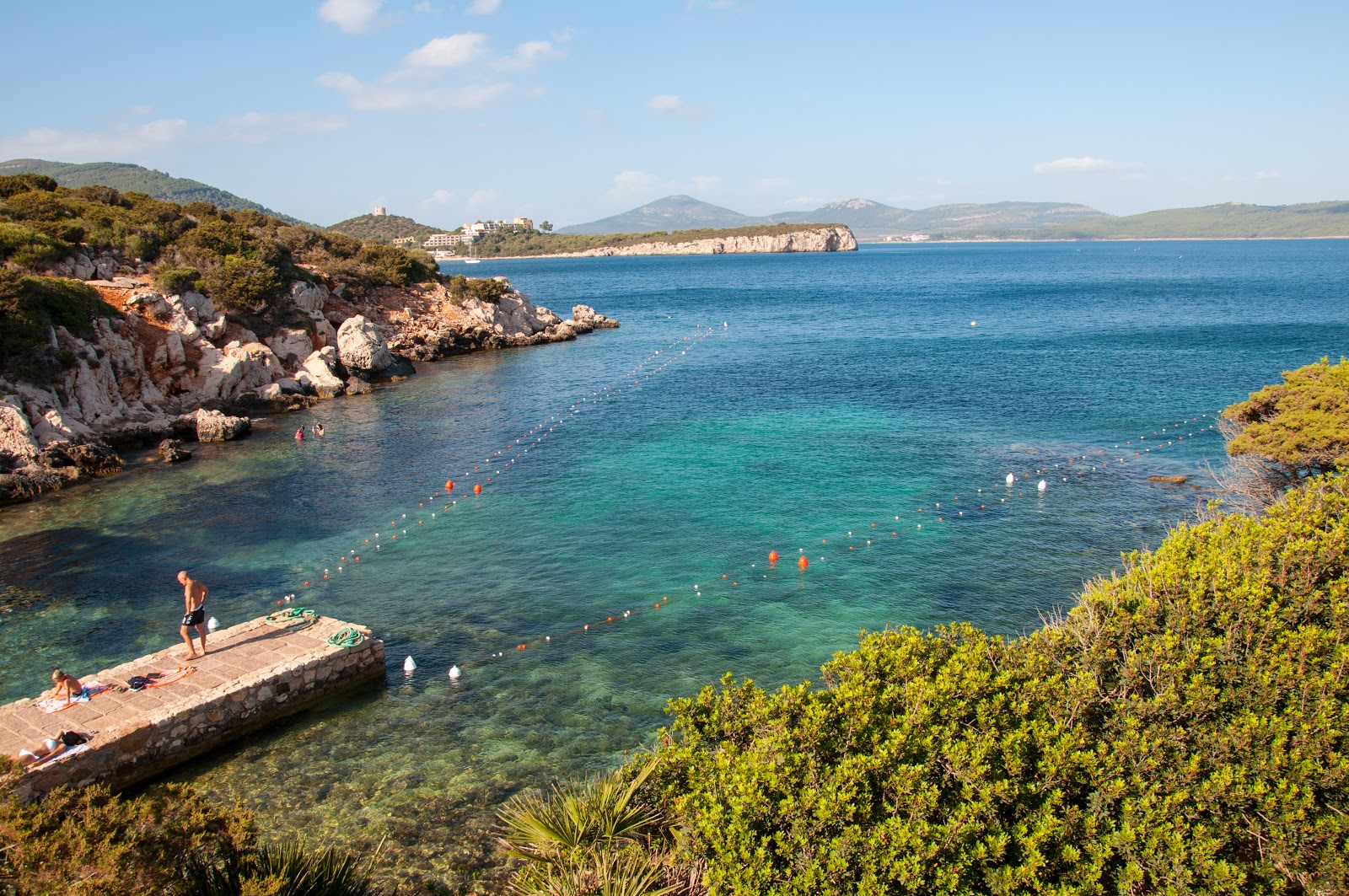 Foto van Cala Dragunara met turquoise puur water oppervlakte