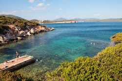 Cala Dragunara'in fotoğrafı küçük bir koy ile birlikte