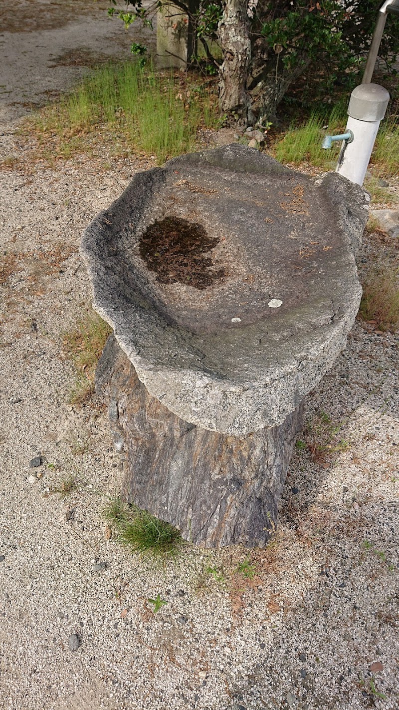 磯神社の舟形石の手水鉢