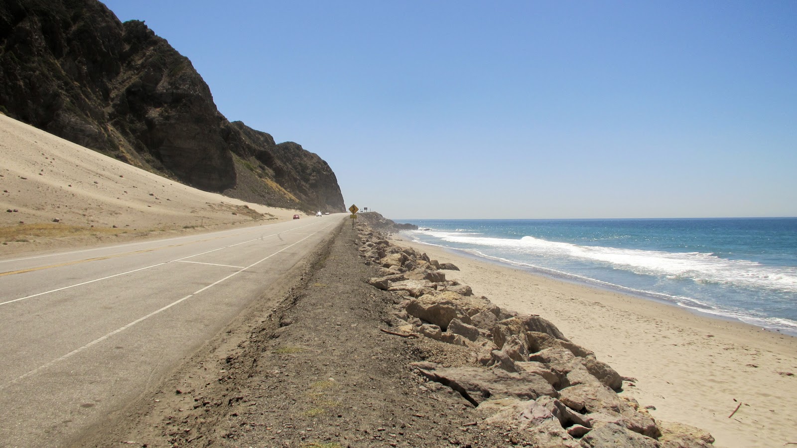 Thornhill Broome Beach'in fotoğrafı uçurumlarla desteklenmiş
