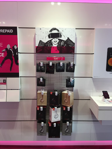 Cell Phone Store «T-Mobile», reviews and photos, 2402 James L Redman Pkwy, Plant City, FL 33566, USA