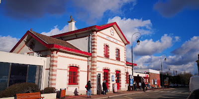 Gare de Marly-Le-Roi - Parvis à Marly-le-Roi