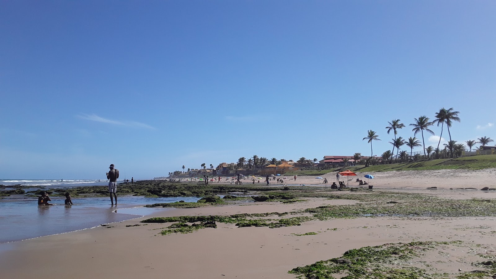 Foto van Praia de Ipitanga en de nederzetting