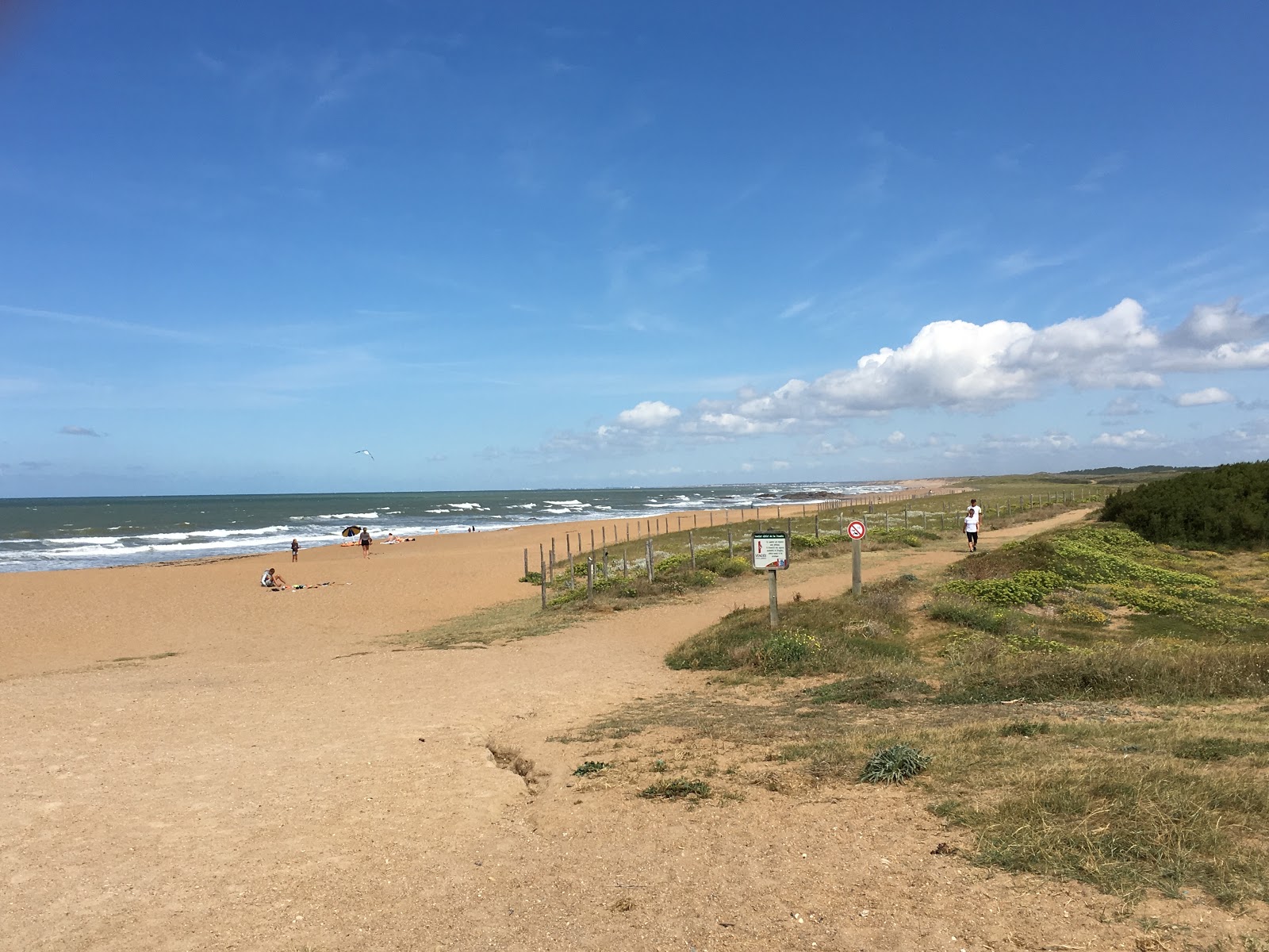 Graviers beach的照片 带有米色沙子表面
