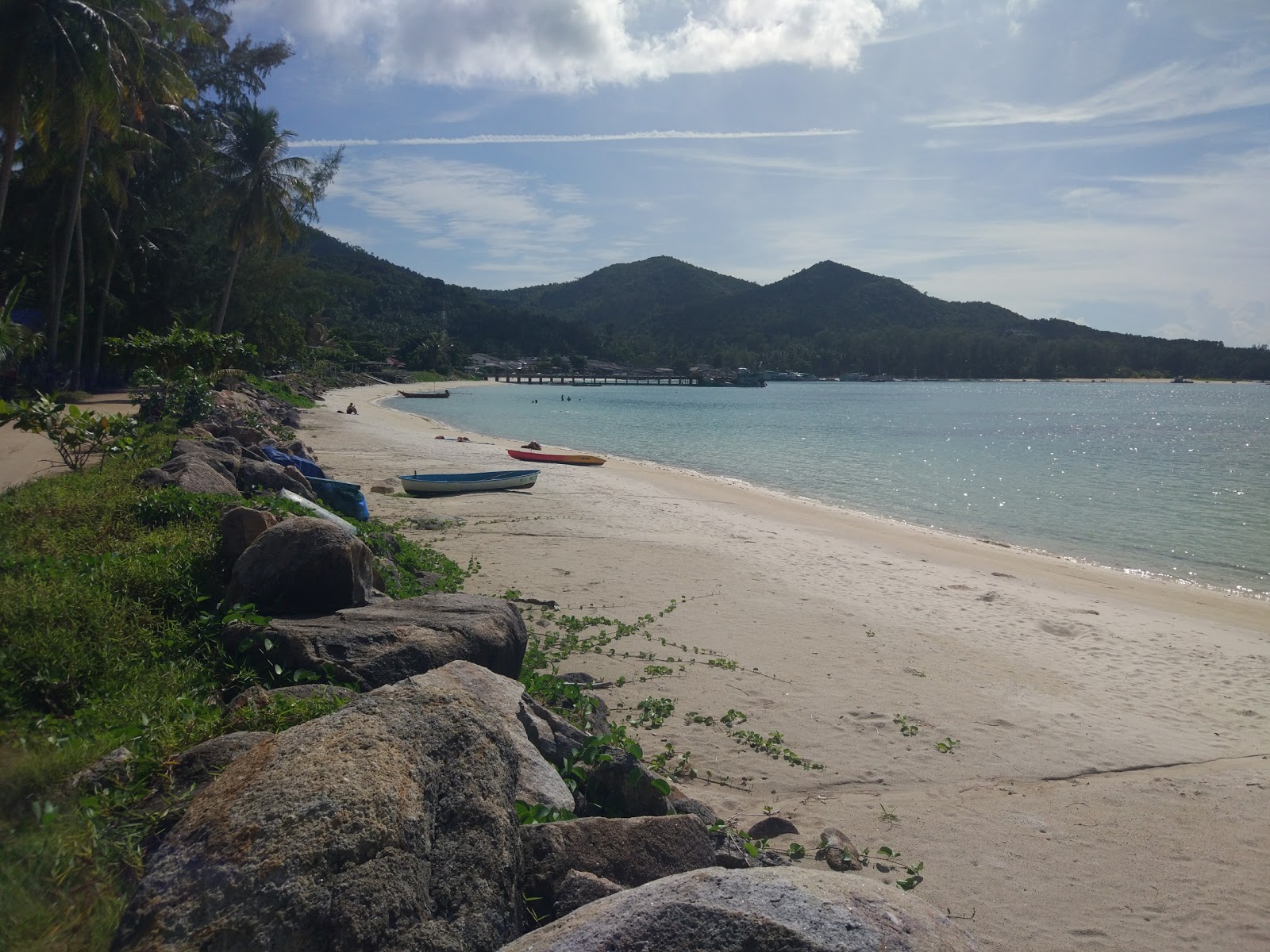 Foto di Chalok Lam Beach sorretto da scogliere