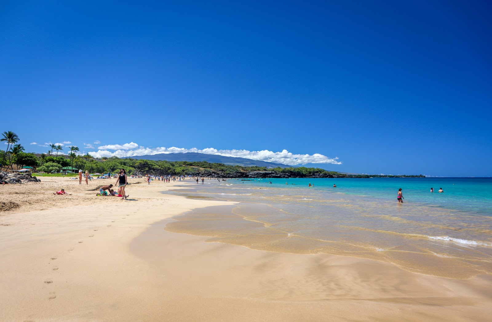 Foto de Hapuna Beach com areia fina e brilhante superfície