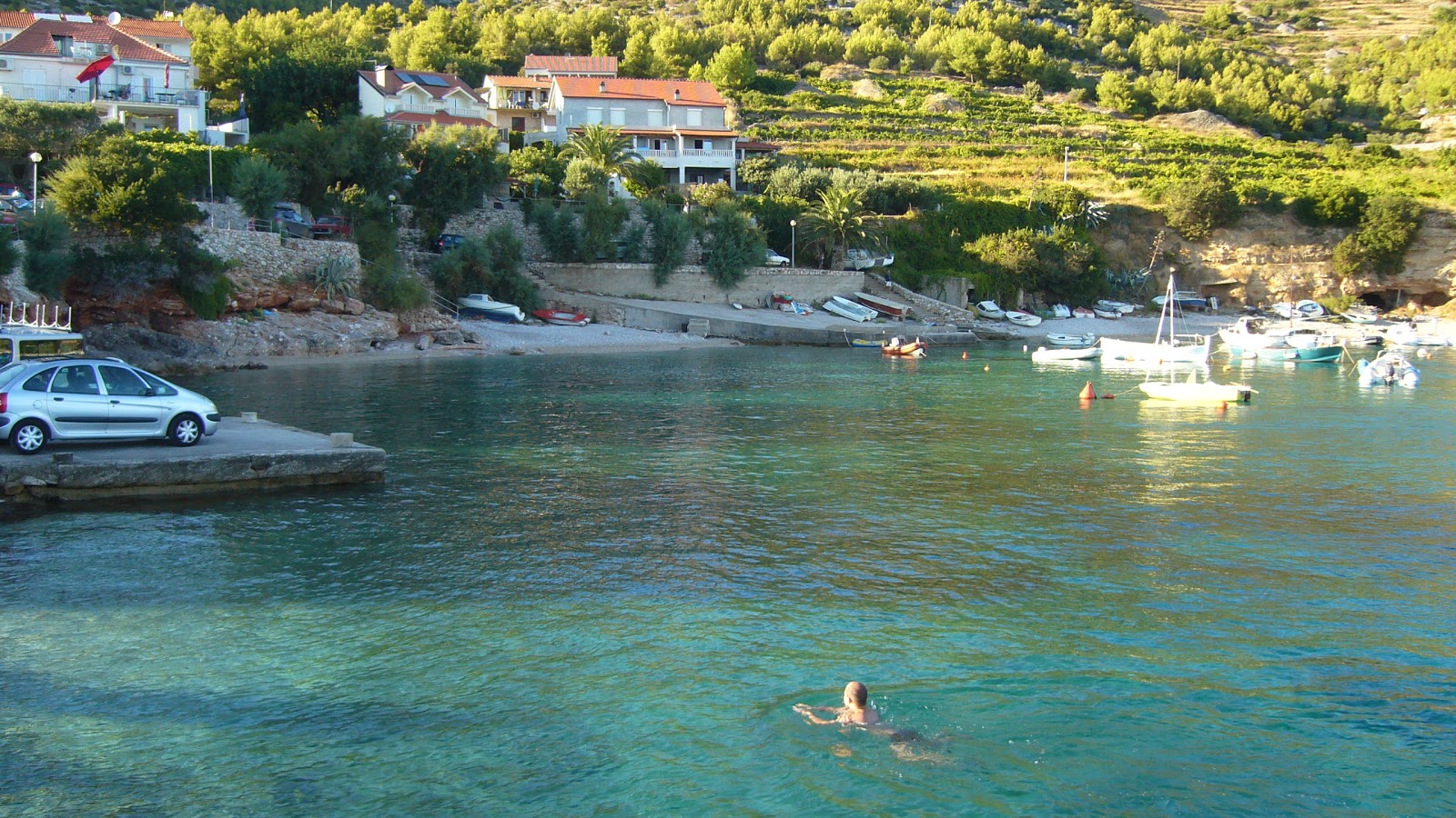 Foto di Zavala beach e l'insediamento