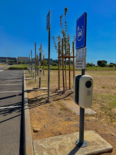 Borne de recharge de véhicules électriques Shell Recharge Station de recharge Villeneuve-lès-Béziers