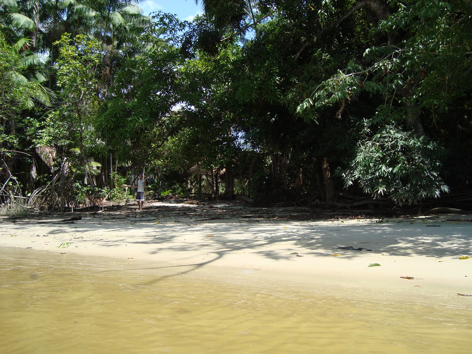 Photo de Praia Recreio avec l'eau turquoise de surface