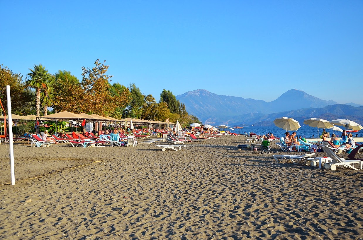 Foto av Yaniklar beach med rymlig strand