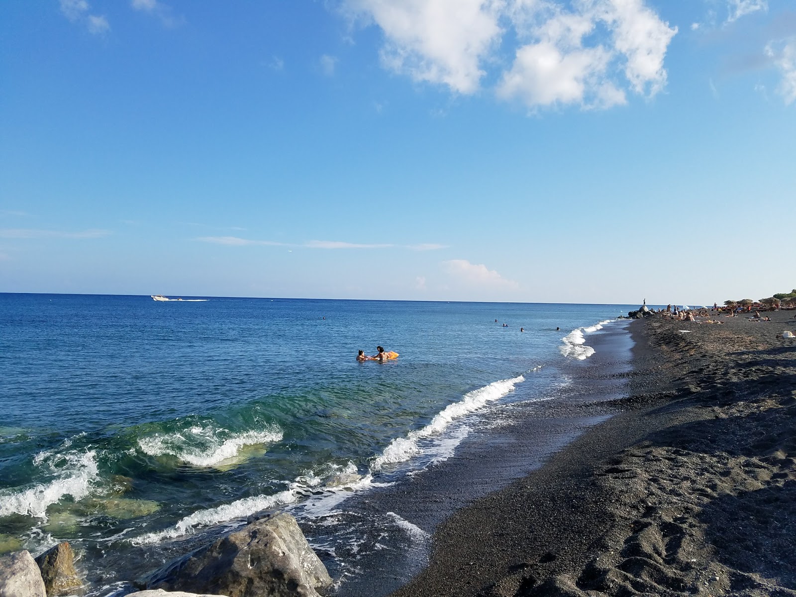 Foto von Perivolos Strand mit türkisfarbenes wasser Oberfläche