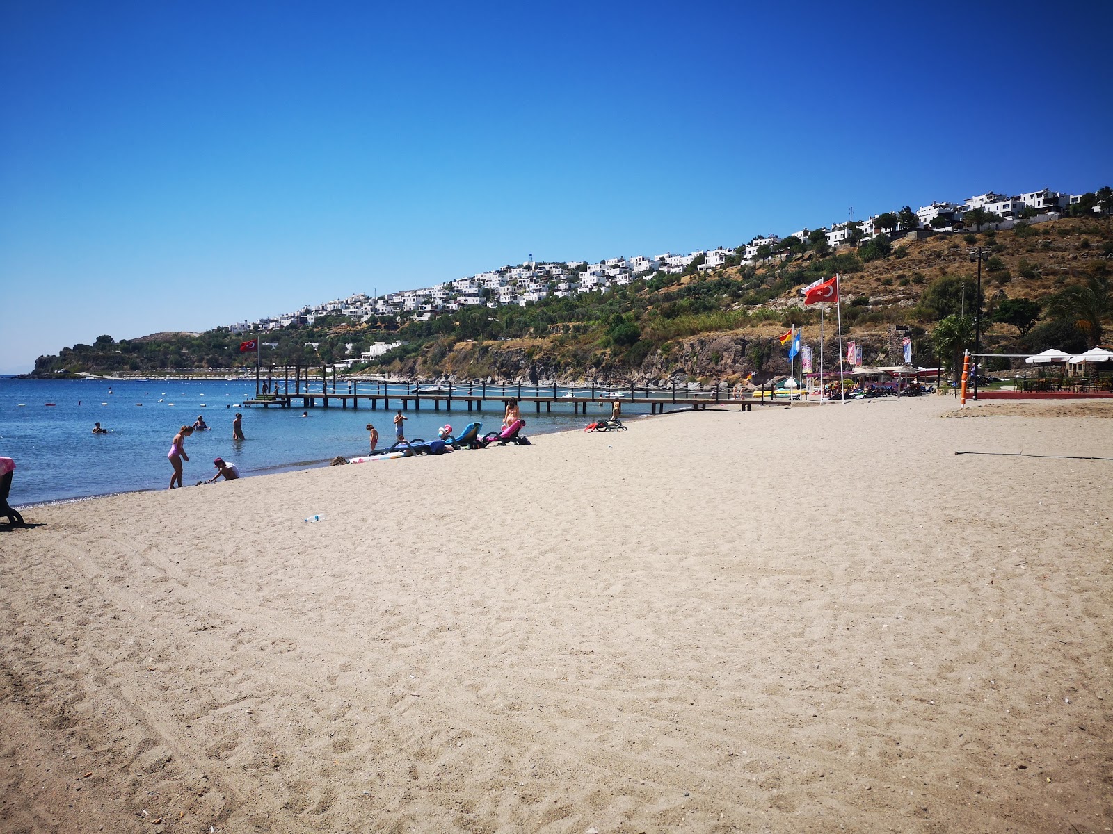 Fotografija Kairaba Plaža z svetel fin pesek površino