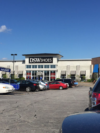 Shoe Store «DSW Designer Shoe Warehouse», reviews and photos, 4039 Richmond Rd, Warrensville Heights, OH 44122, USA