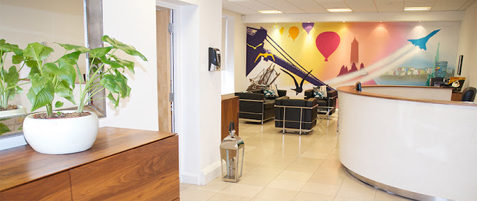 عيادة كوين سكوير لطب الأسنان والزرع - Queen Square Dental & Implant Clinic