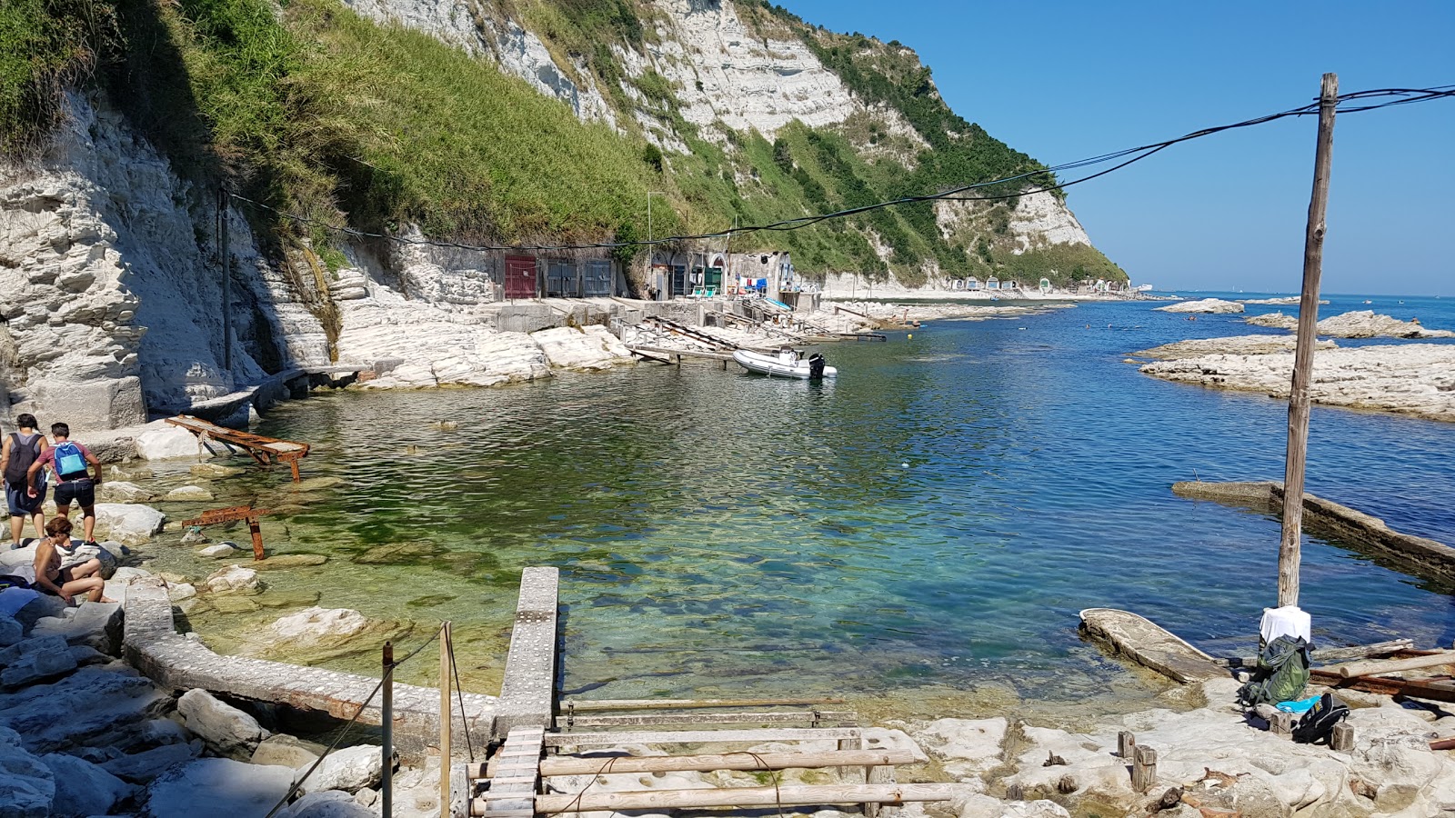 Spiaggia della Scalaccia的照片 带有岩石覆盖表面