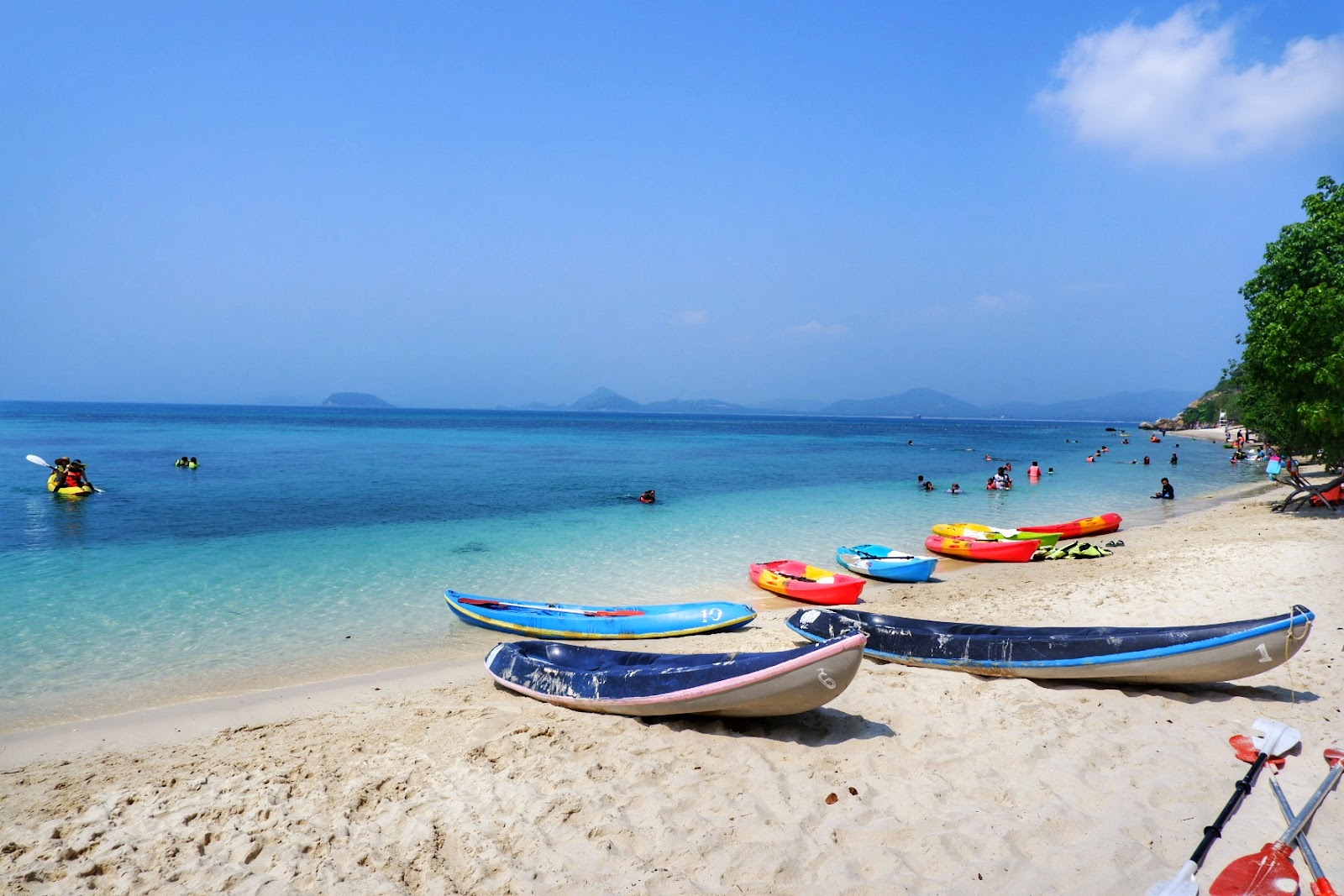 Foto di Ko Kham Beach con una superficie del sabbia beige e ciottoli