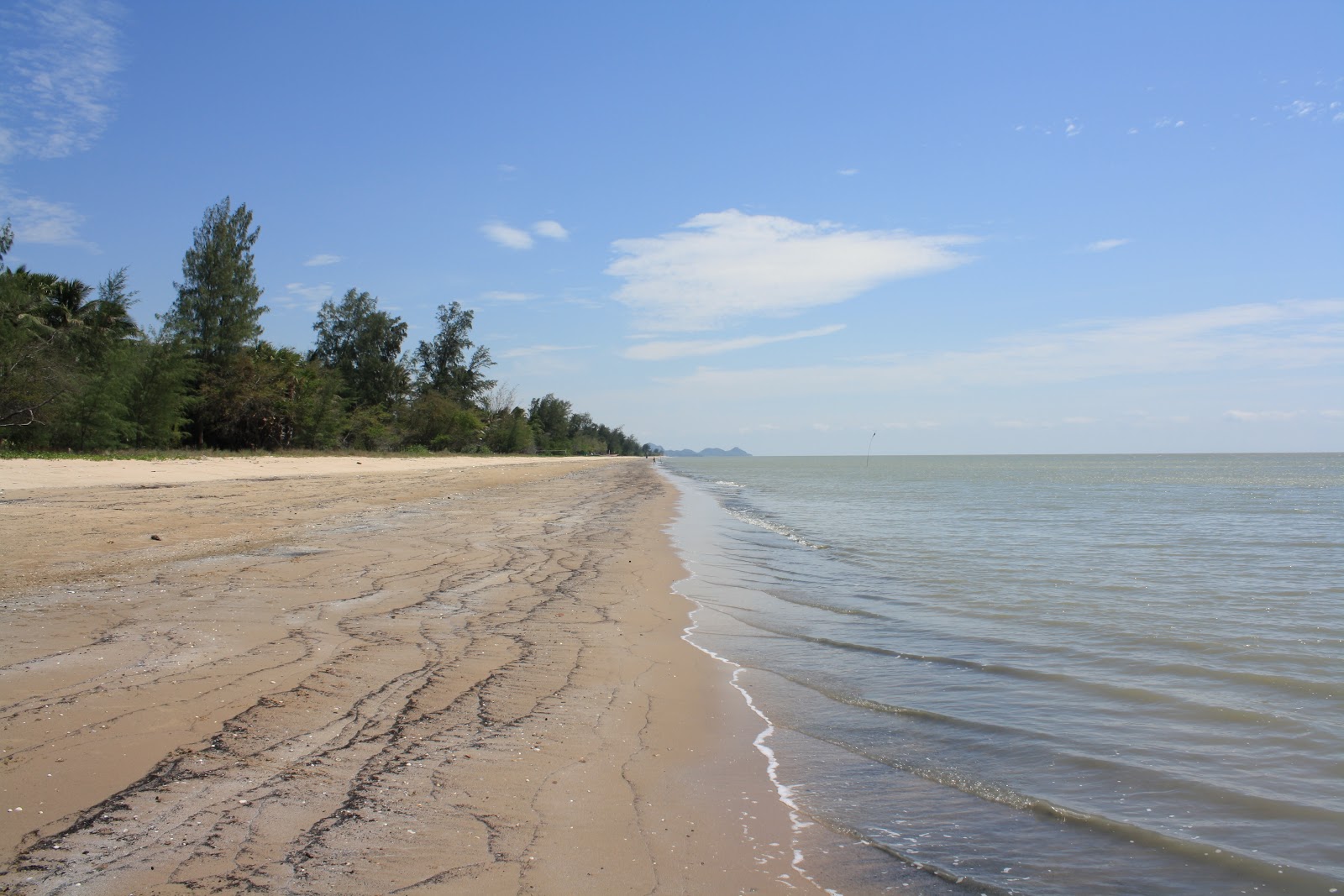 Foto von Bo Nok Beach mit lange, gerade küste