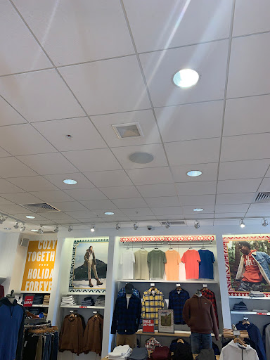 Clothing Store «American Eagle Outfitters», reviews and photos, 555 N Alafaya Trail, Orlando, FL 32828, USA