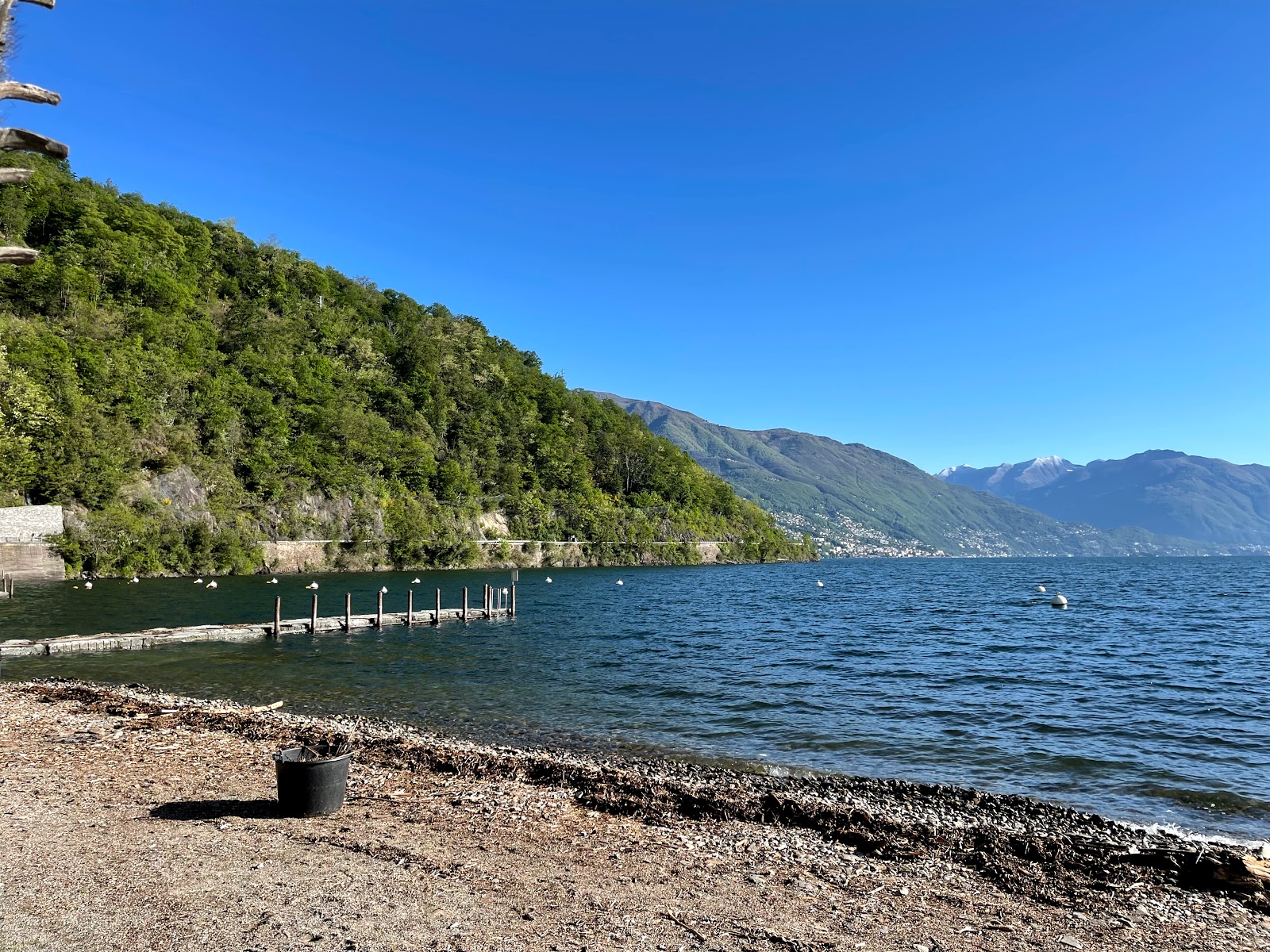 Foto di Spiaggia di Cannobio con una superficie del ciottoli grigi