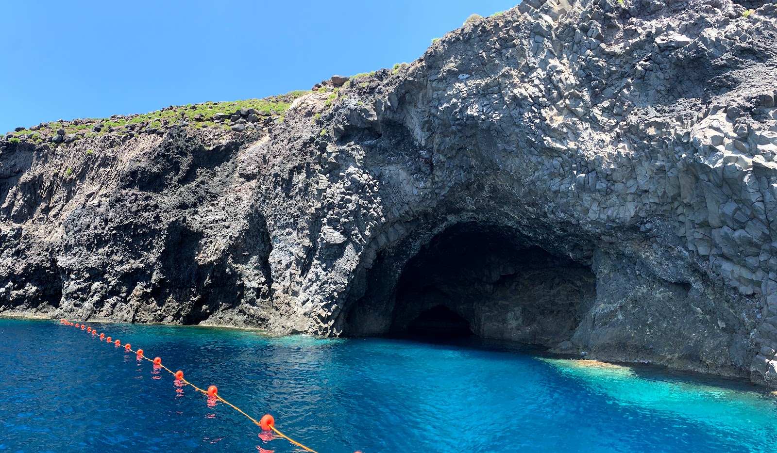 Zdjęcie Grotta del Bue Marino z powierzchnią turkusowa czysta woda