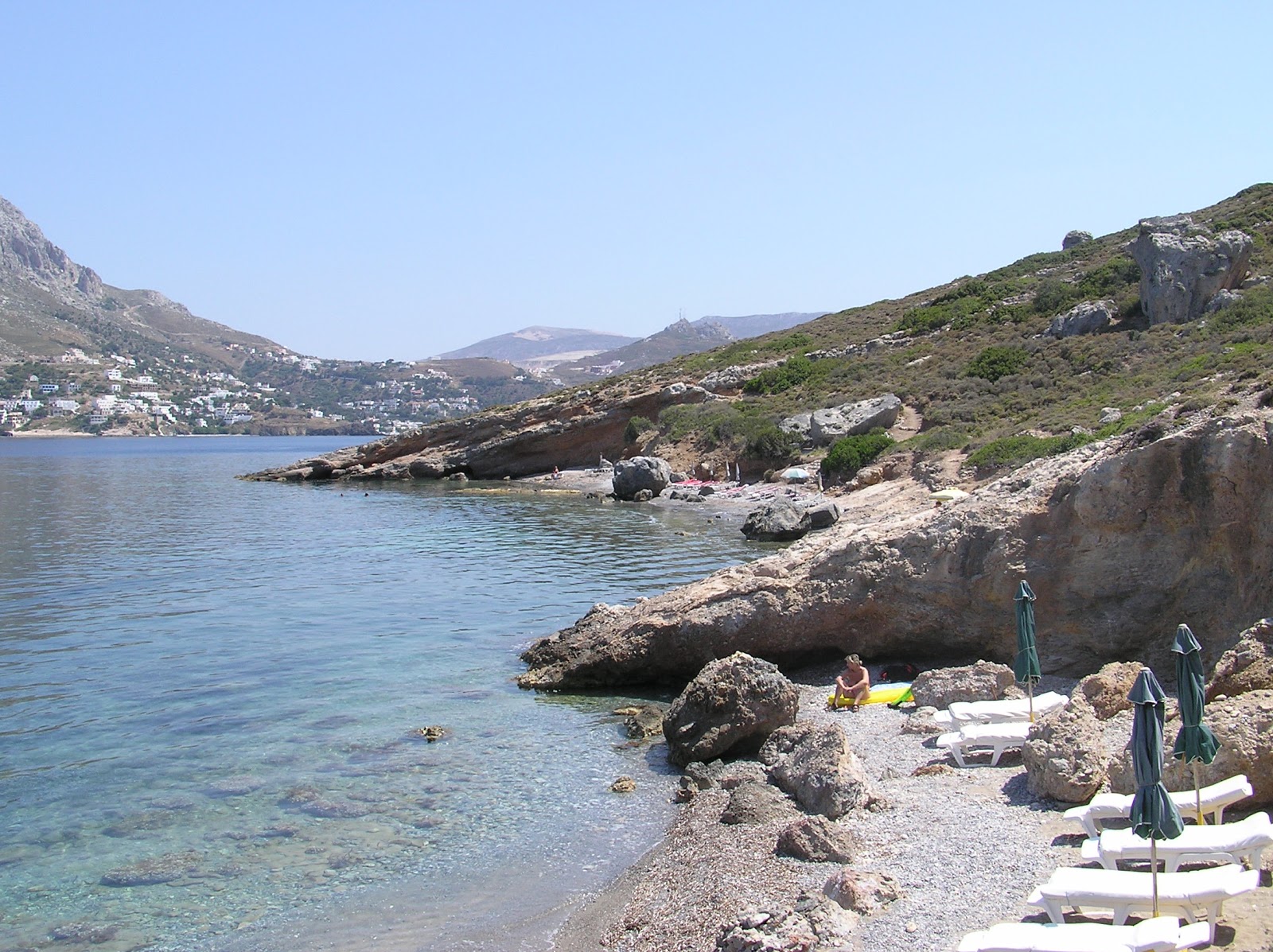 Foto de Paralia pothia com areia cinza e seixos superfície