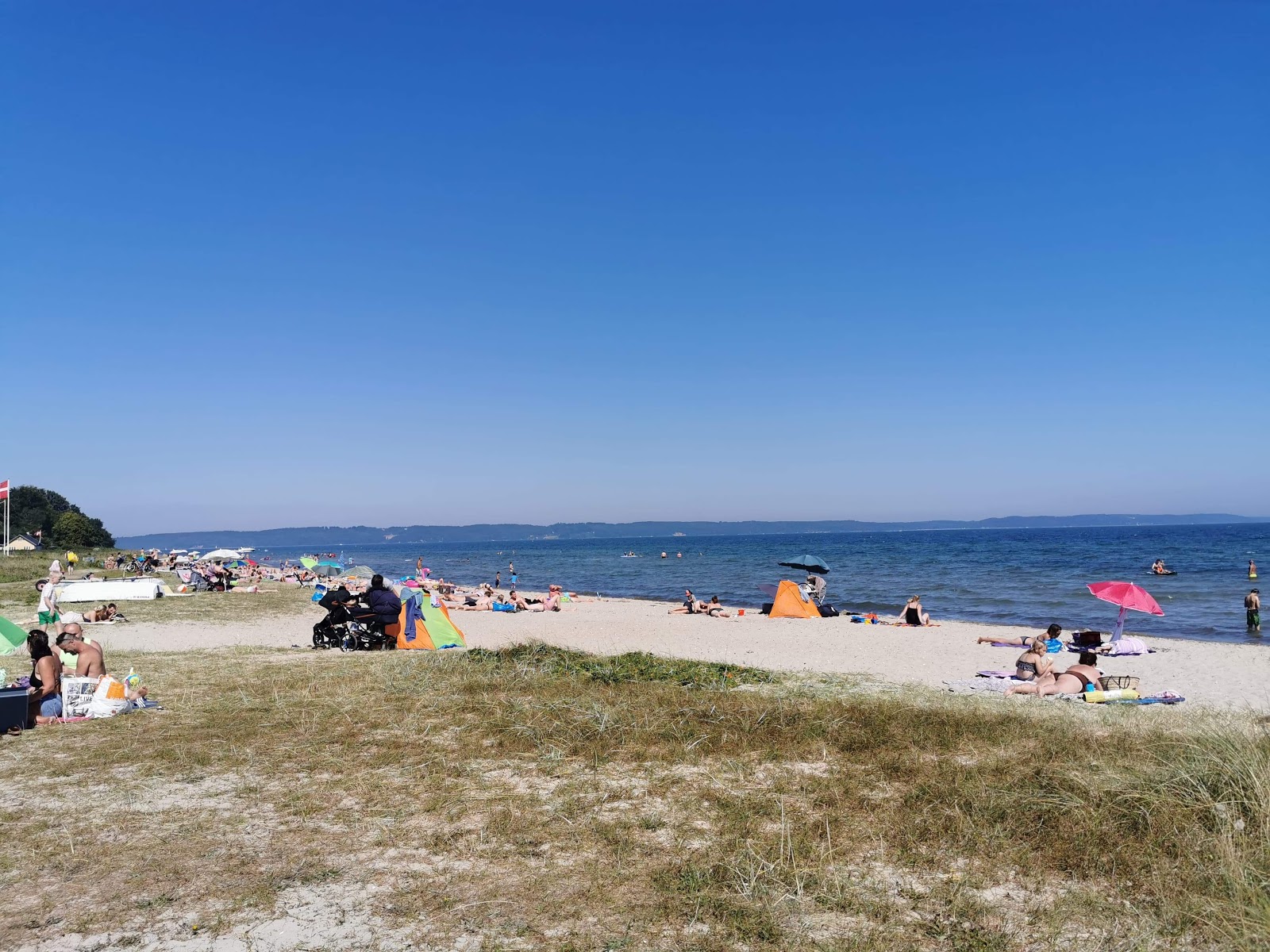 Foto van Holl Beach met helder zand oppervlakte