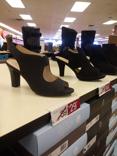 Shoe Store «Famous Footwear», reviews and photos, 26101 Great Northern Shop Center, North Olmsted, OH 44070, USA