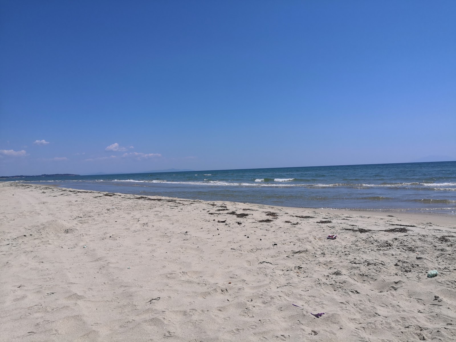 Foto von Mangana beach und seine wunderschöne Landschaft