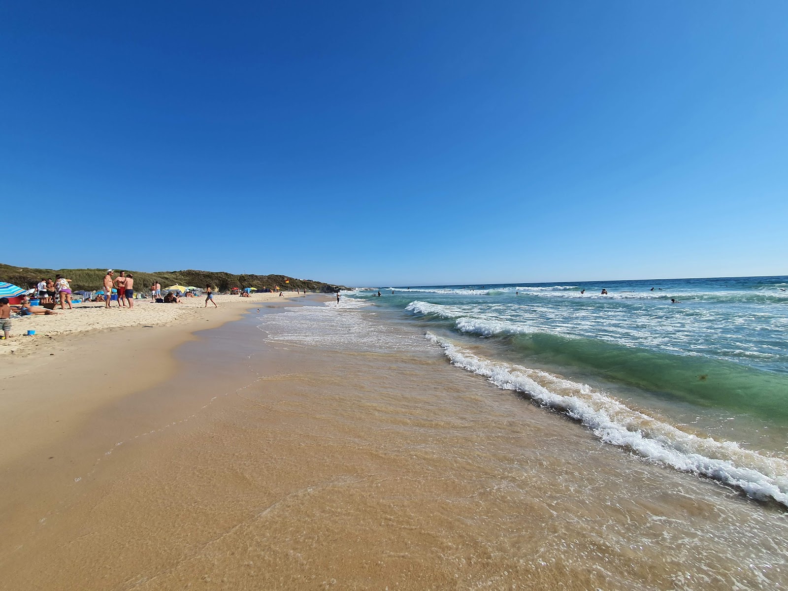 Praia de Vale Figueiros的照片 带有宽敞的海岸