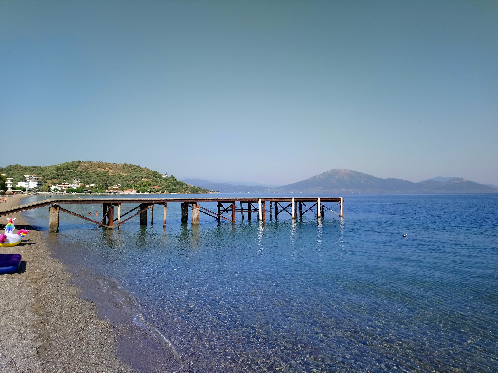 Foto af Neos Pirgos beach med høj niveau af renlighed