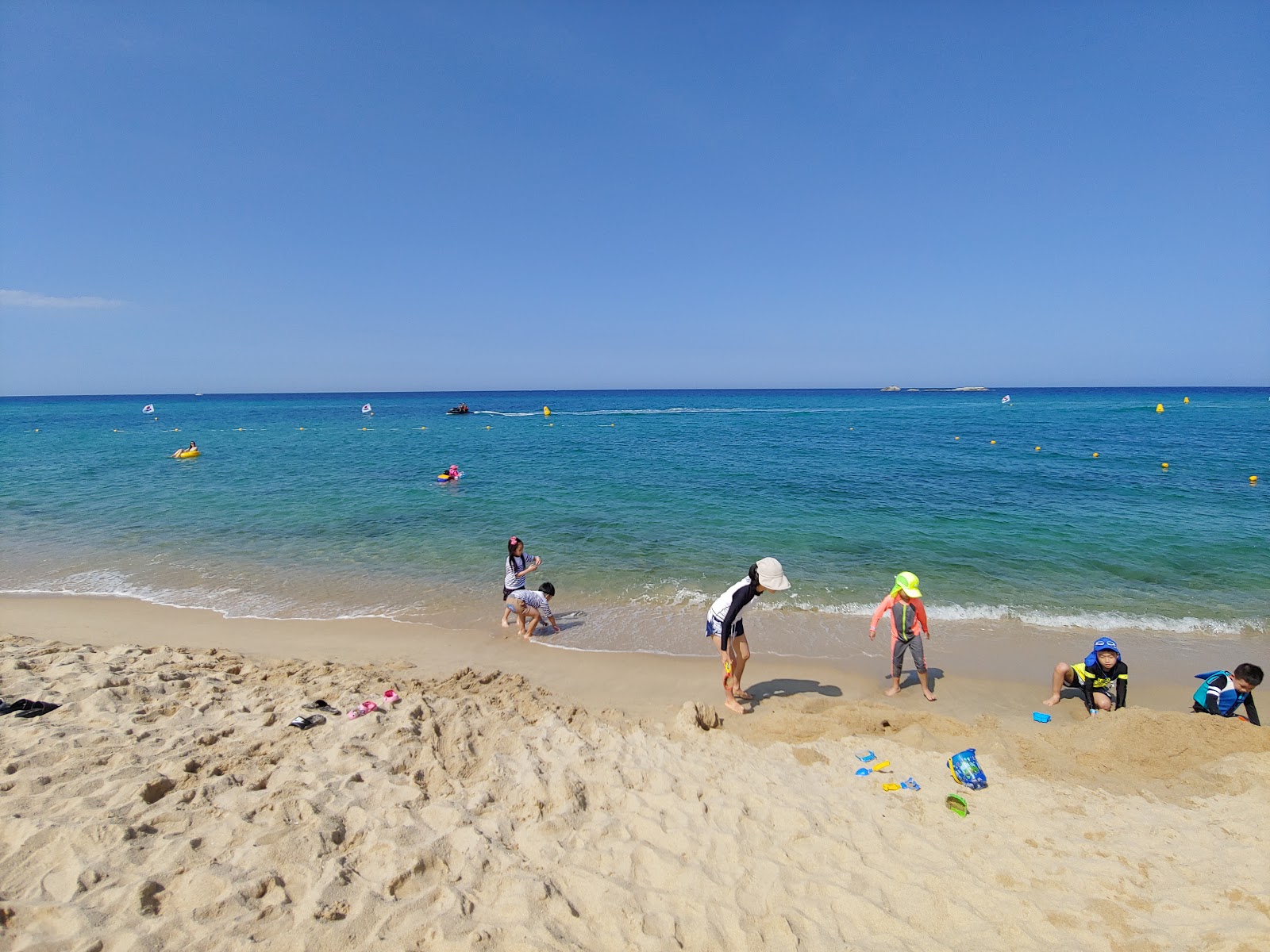 Zdjęcie Gyeongpo Beach z powierzchnią turkusowa czysta woda