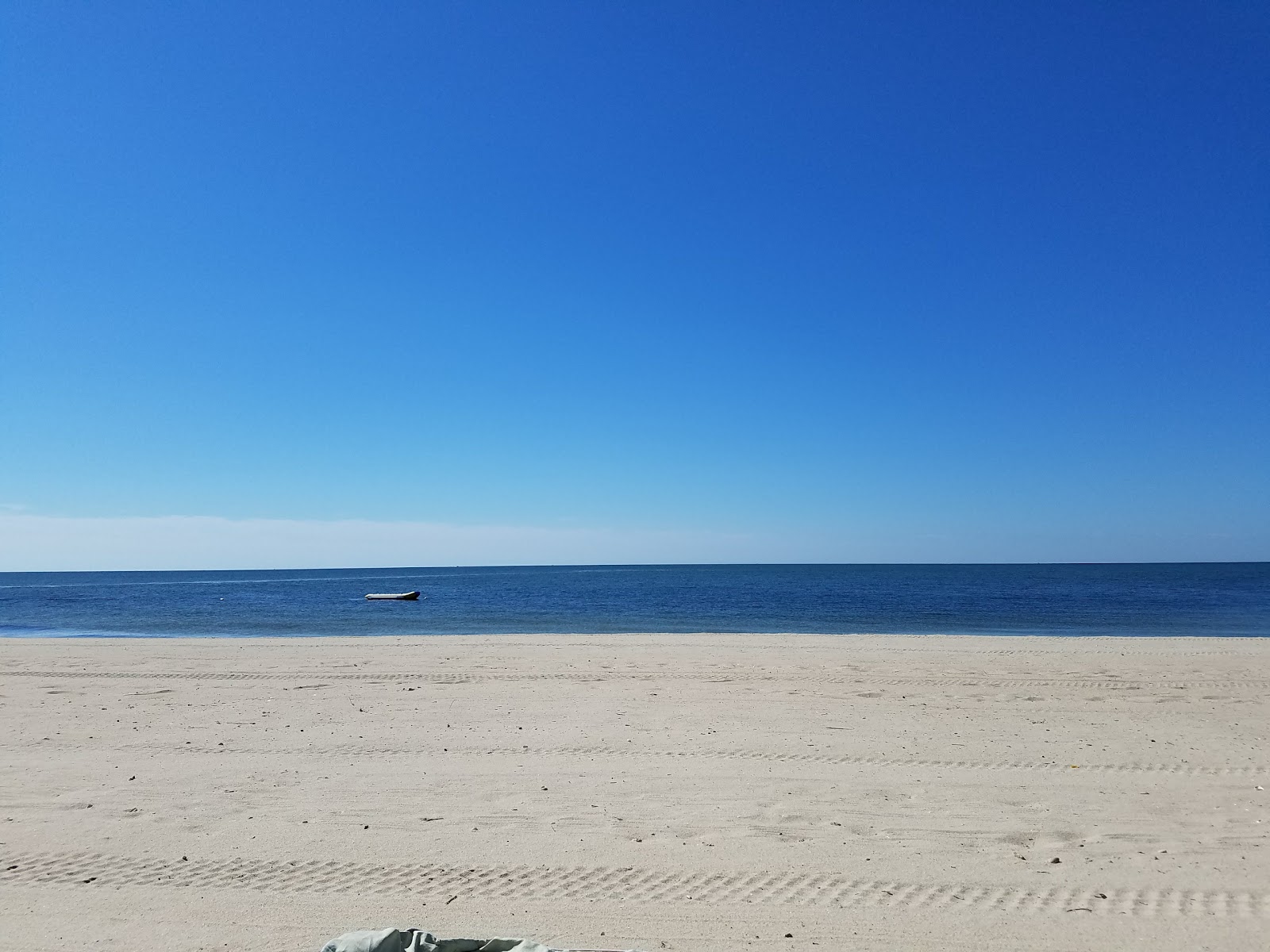 Fotografija South Village Beach z svetel pesek površino