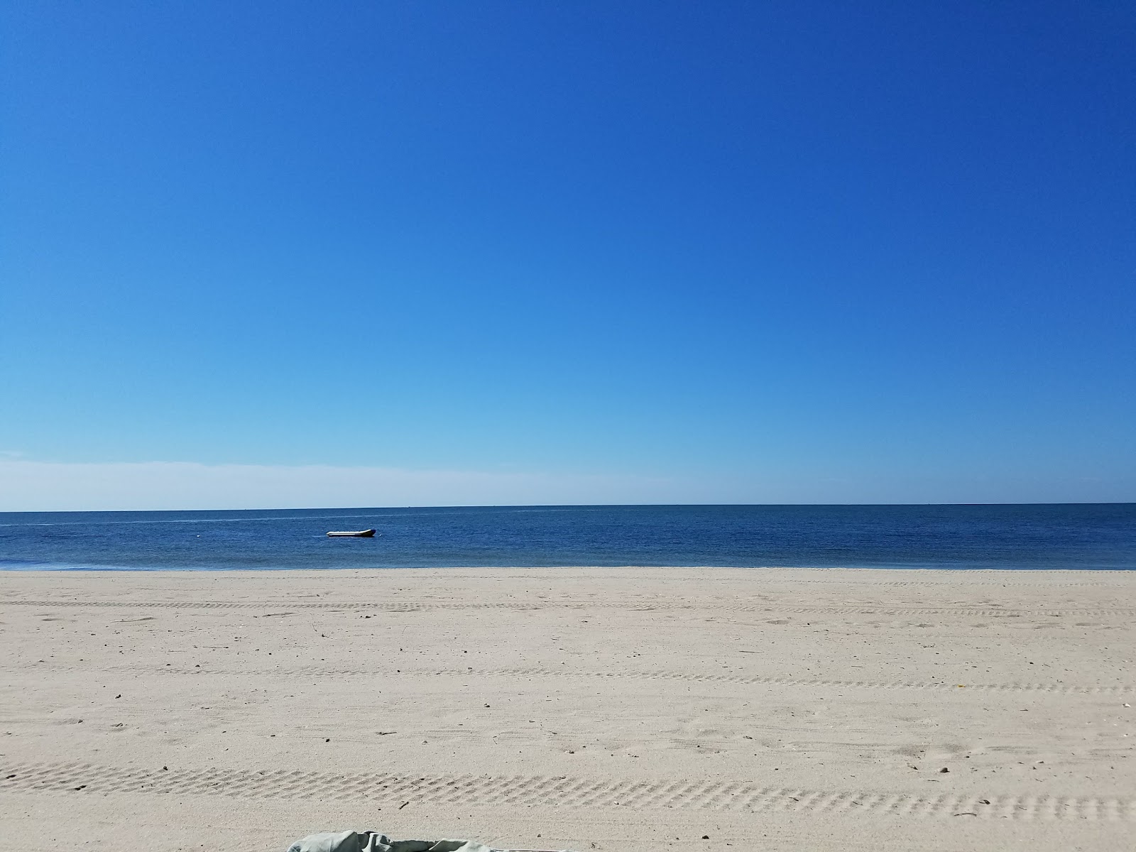 Foto von South Village Beach mit beiger sand Oberfläche