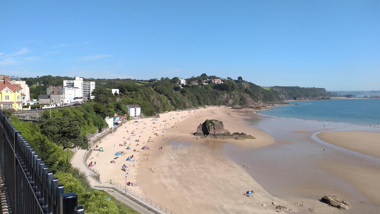 Tenby North beach'in fotoğrafı parlak kum yüzey ile