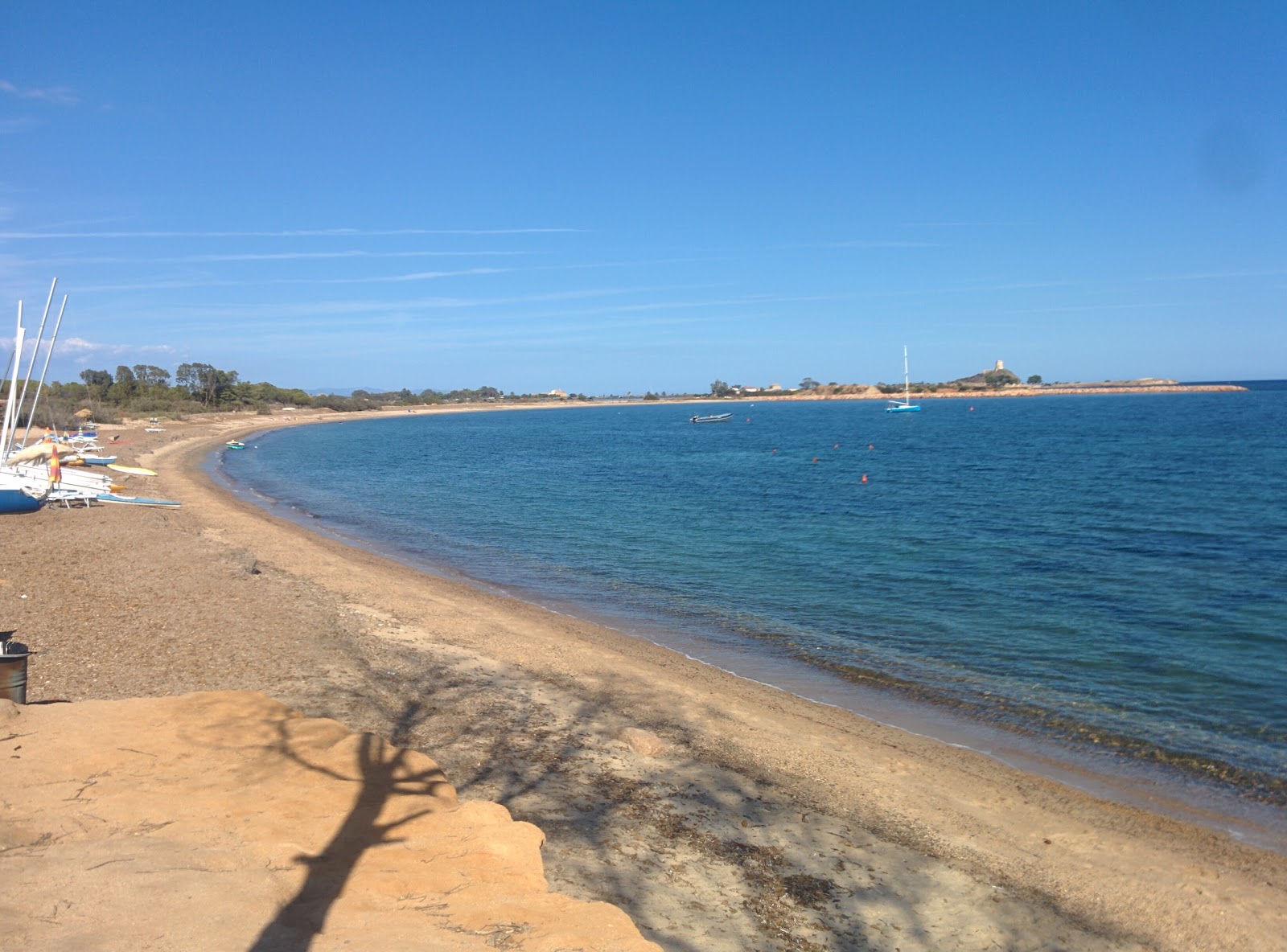 Spiaggia di Nora II'in fotoğrafı çakıl ile kum yüzey ile