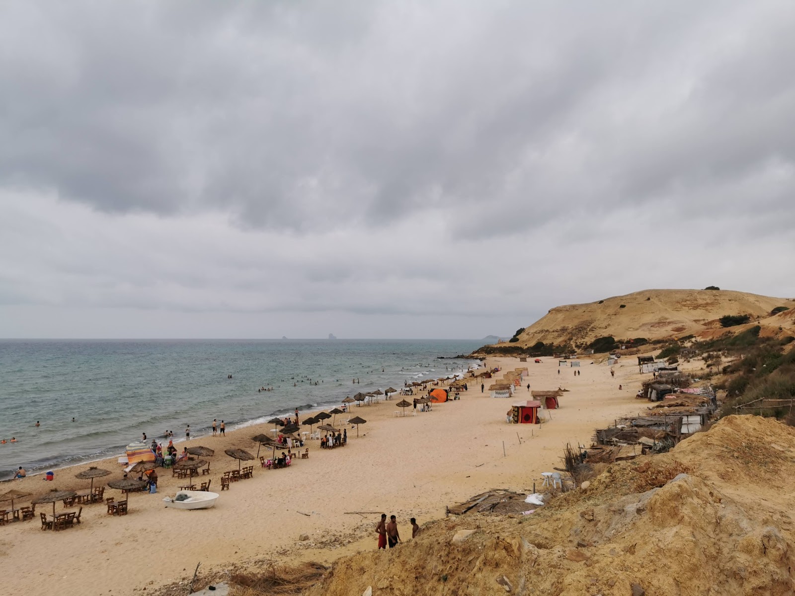 Louka's Beach的照片 带有棕色细沙表面