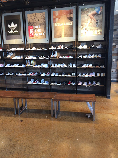 Clothing Store «Tillys», reviews and photos, 343 N Alafaya Trail, Orlando, FL 32828, USA