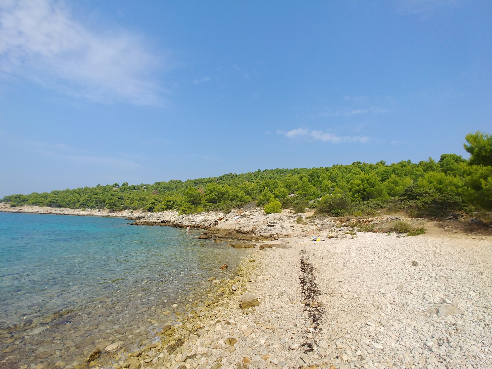 Foto de Julija beach con guijarros beige superficie