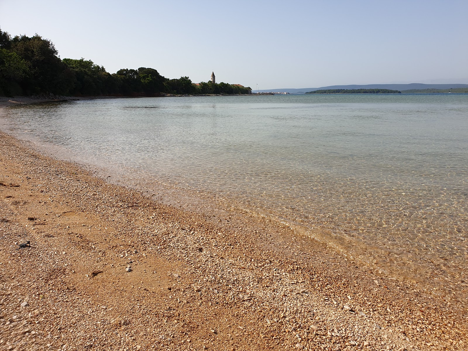 Fotografie cu Tratica beach cu o suprafață de apă verde deschis