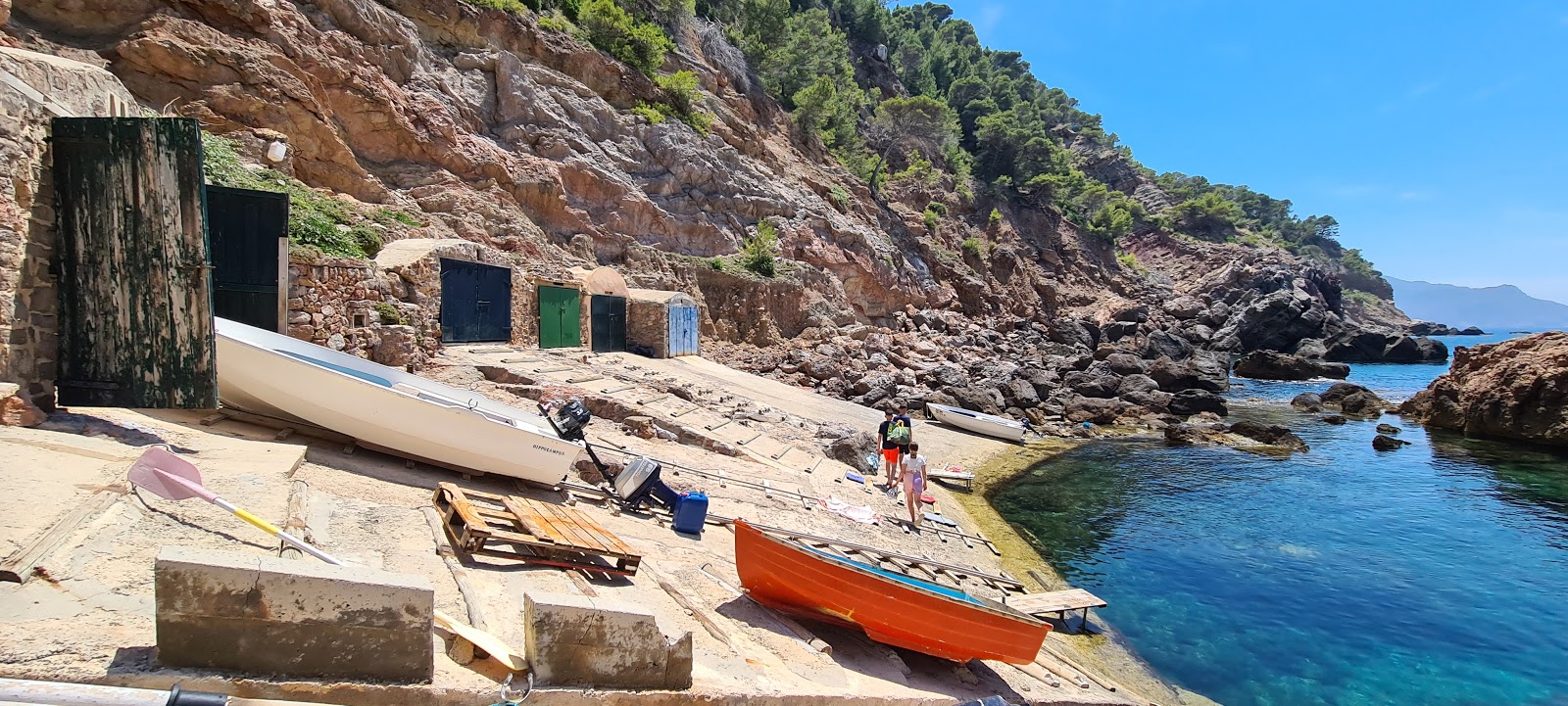 Calo de s'Estaca'in fotoğrafı dağlarla çevrili
