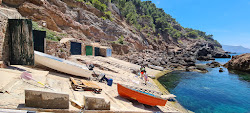 Calo de s'Estaca'in fotoğrafı dağlarla çevrili